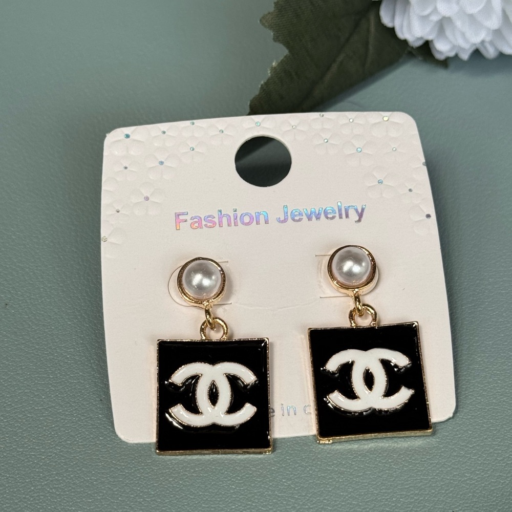 Faux Pearl & Black Enamel Drop Earrings - Fashion Jewelry NWT 1.5 inch Gold Tone